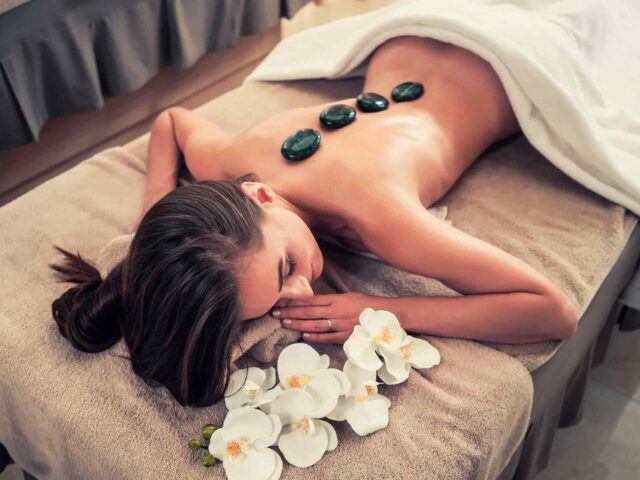 https://www.estetica-tiziana.it/wp2/wp-content/uploads/2018/10/spa-stone-massage-3-640x480.jpg